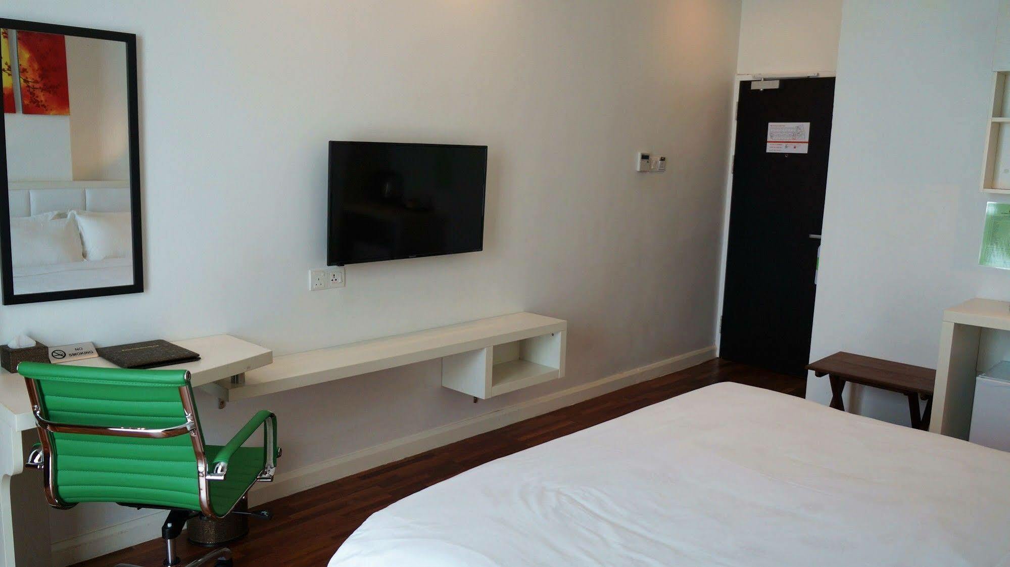 Pine Garden Hotel Kuching Exterior foto
