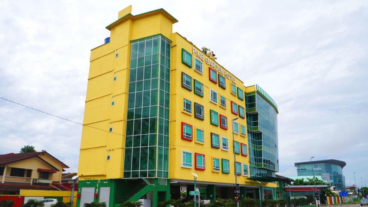 Pine Garden Hotel Kuching Exterior foto